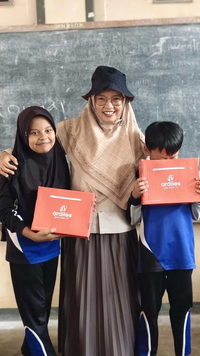 Anak sekolah menerima bantuan sepatu