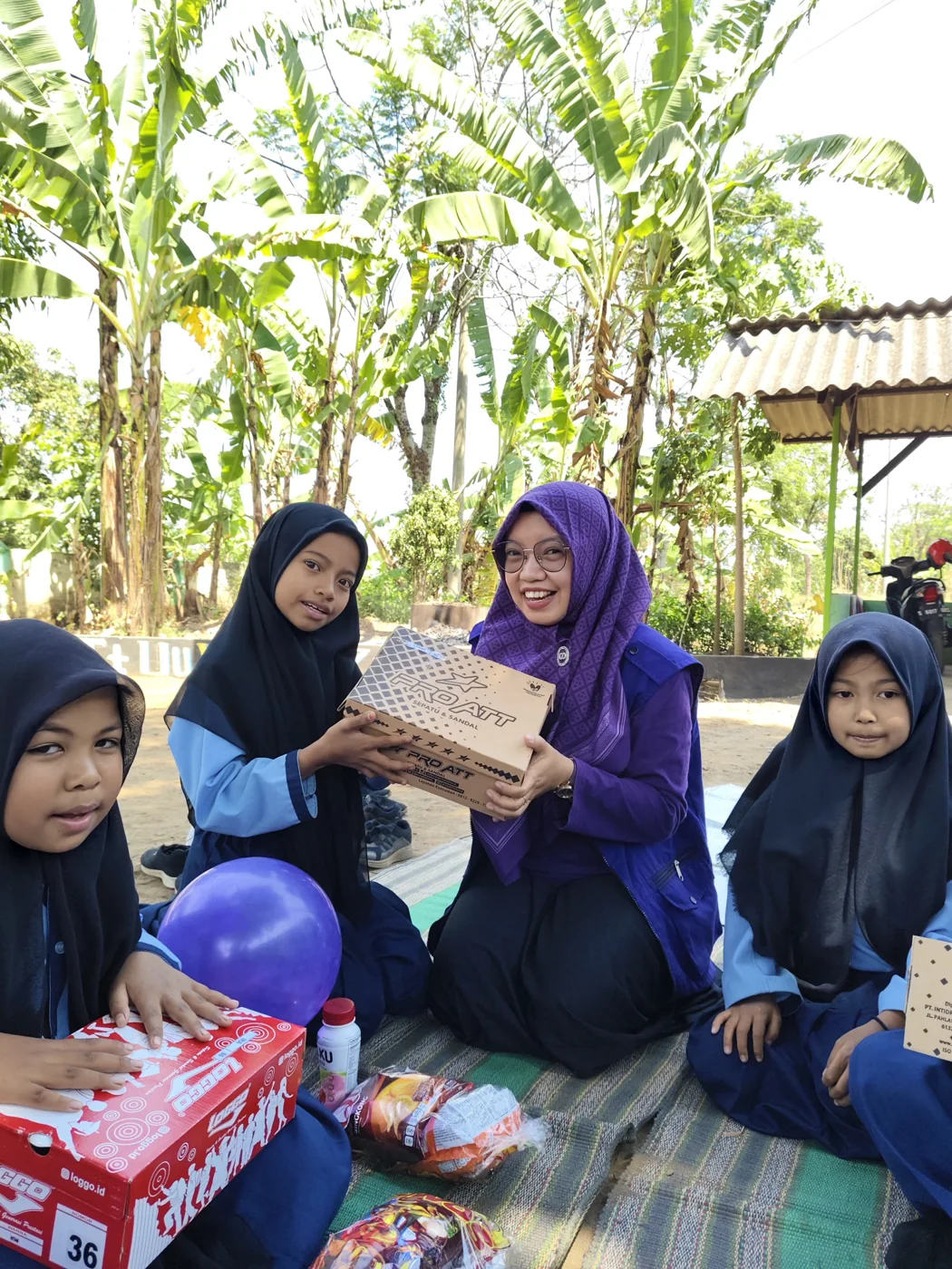 Relawan memberikan dukungan dan perlengkapan kepada anak sekolah