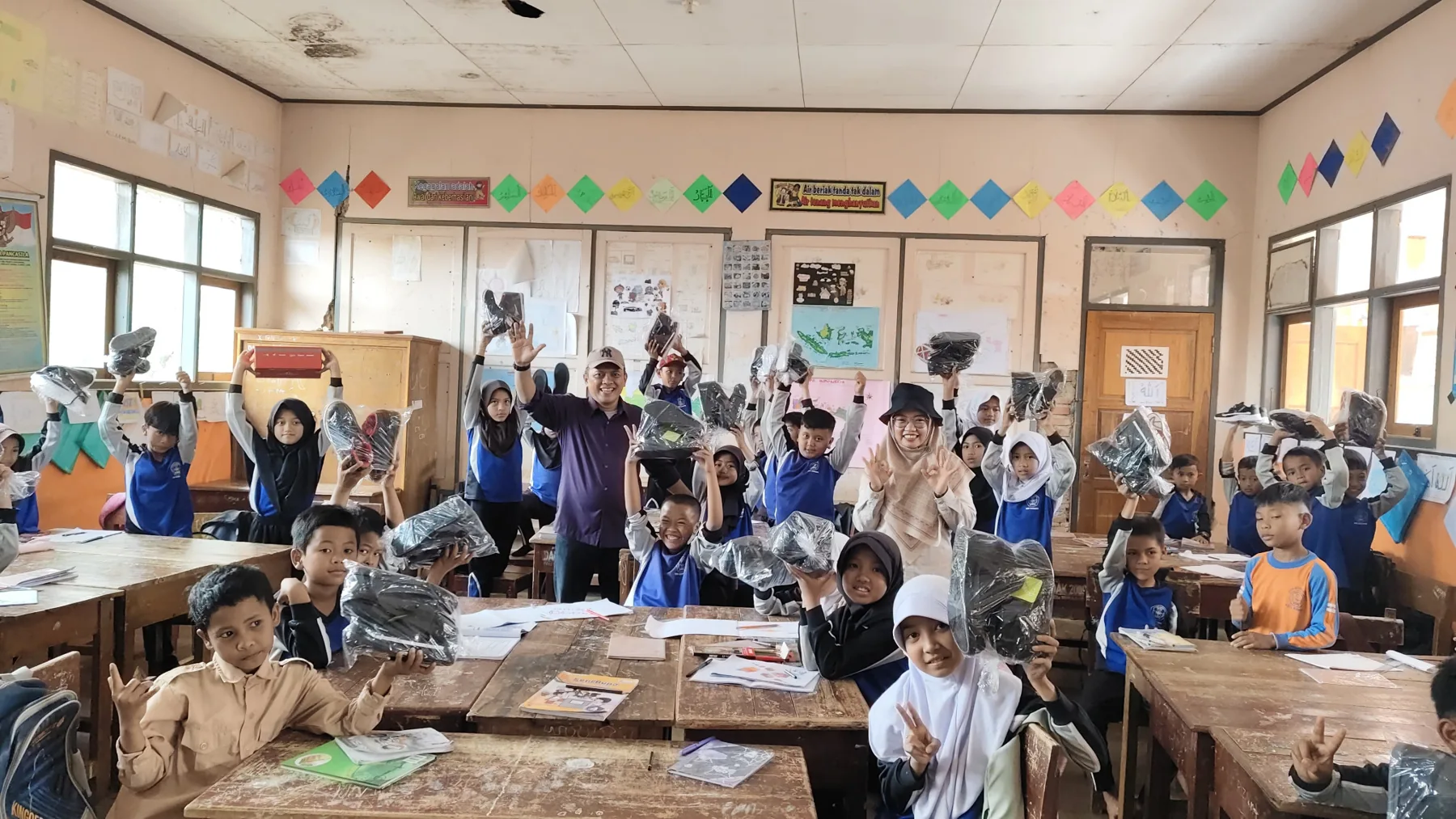 Dokumentasi penyaluran bantuan perlengkapan kepada anak sekolah