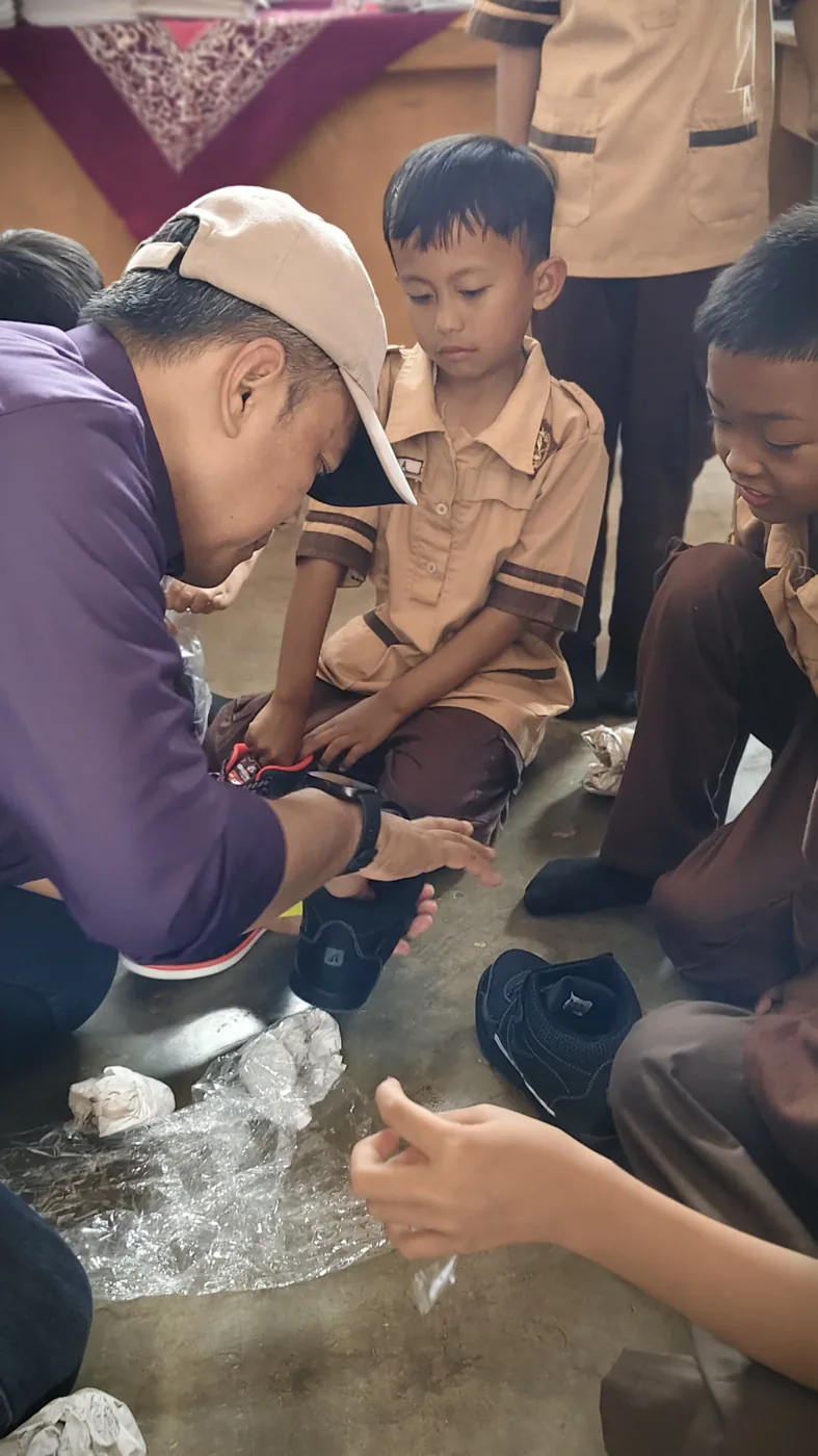 Pendampingan pemakaian sepatu anak